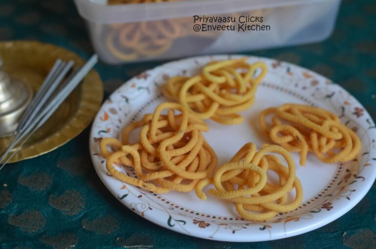 Moong Dal Muruku/Chakkli/Payatham Paruppu Muruku