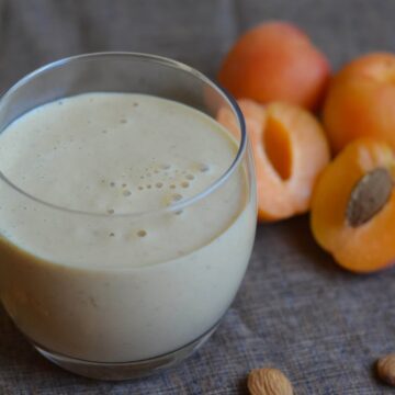 Apricot & banana yogurt smoothie