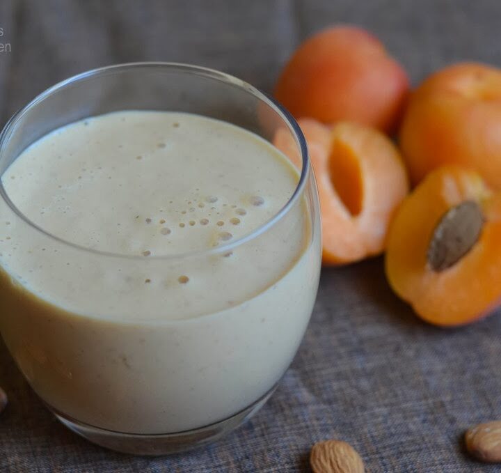 Apricot & banana yogurt smoothie