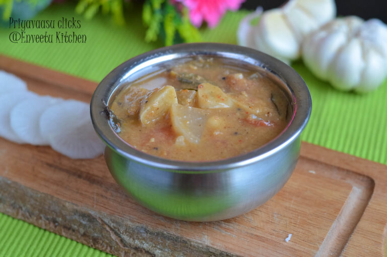 Mullangi Poondu Kuzhambhu/Radish & Garlic Kuzhambhu