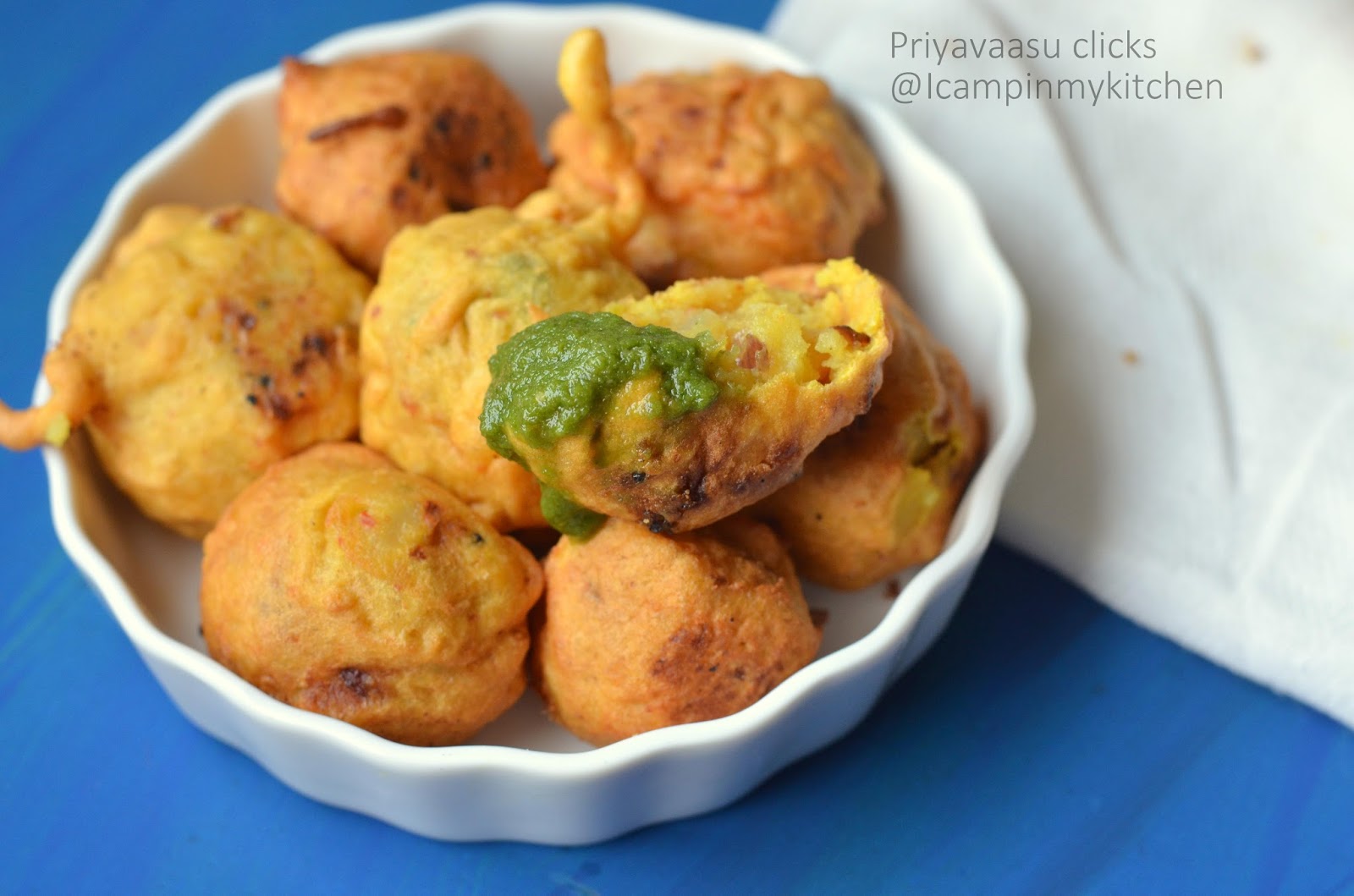 Crunchy potato bonda with green chutney