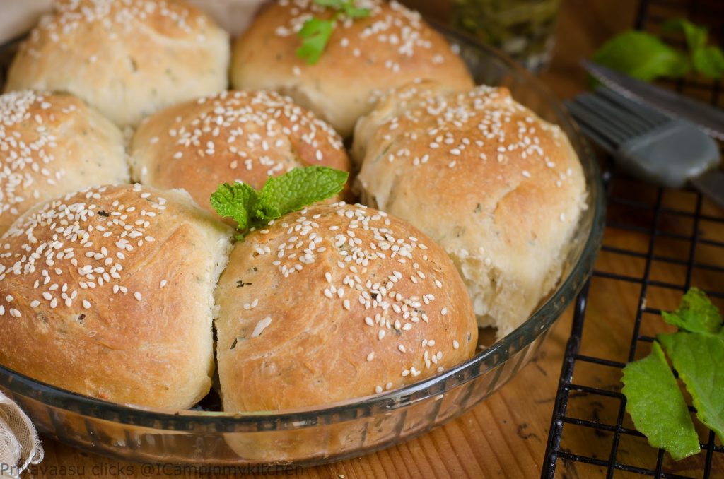 Herbed buttermilk rolls 