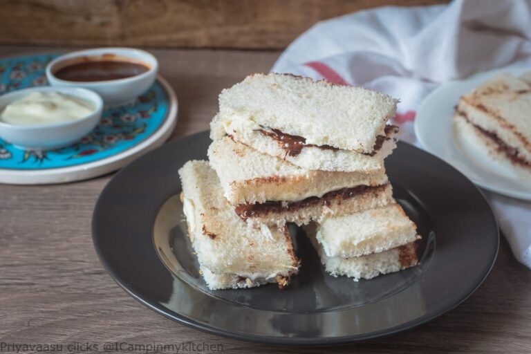 Banana Chocoate and Cream Cheese Sandwiches - bite sized sandwiches