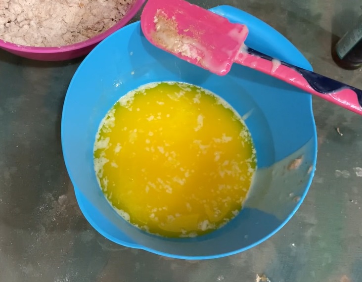 wet ingredients for apple cake