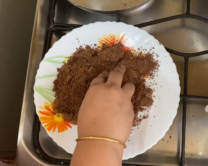 shaping nut ladoos