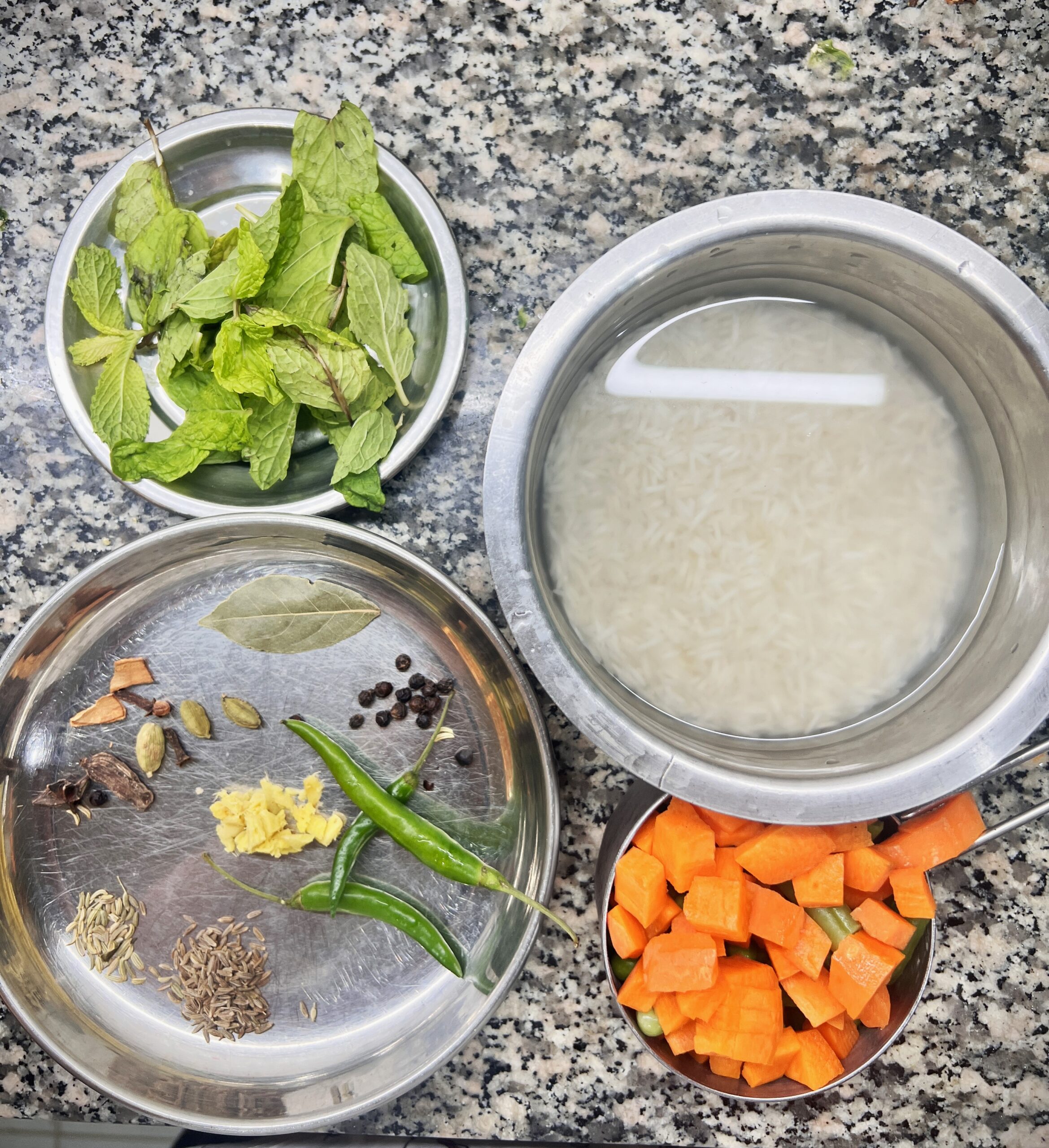 Ingredients for tricolor pulao